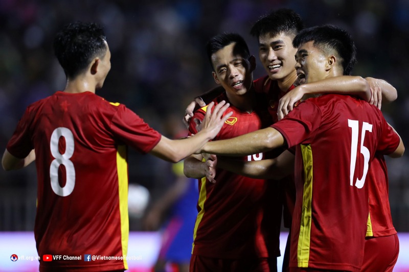 Việt Nam thắng đậm Singapore với đội hình gồm nhiều cầu thủ trẻ