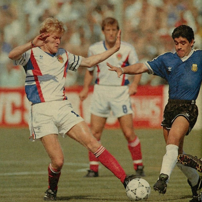 Robert Prosinecki tranh bóng cùng cố huyền thoại Diego Maradona