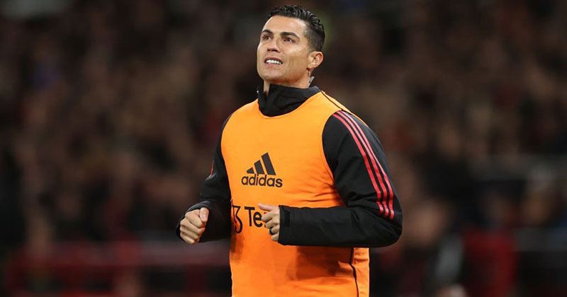Động thái mới nhất của Ronaldo khi ngồi nhà xem MU đấu Chelsea