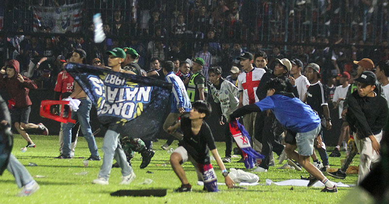 Hàng ngàn người dân ra đường thắp nến cầu nguyện sau thảm kịch bóng đá ở Indonesia