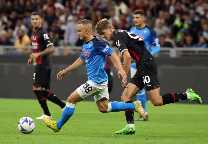 AC Milan thất bại đau đớn trước Napoli trên sân nhà