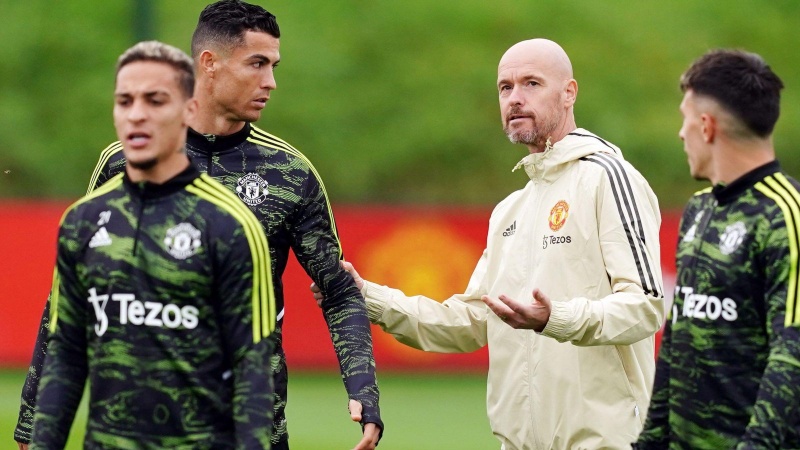 Ronaldo không vui khi phải ngồi dự bị