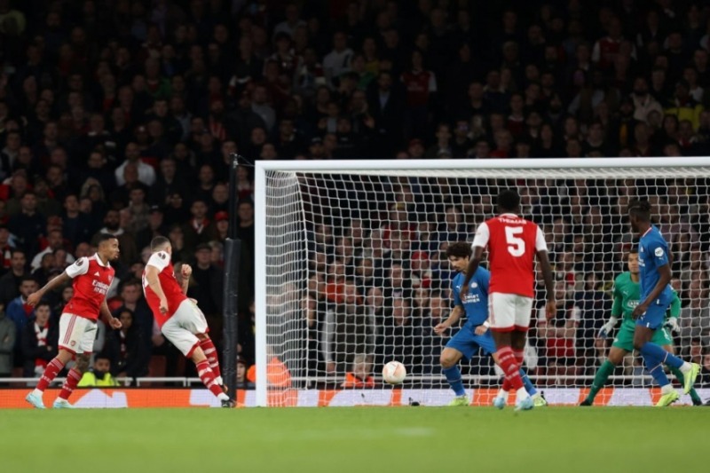 Granit Xhaka sút bóng gọn gàng, mở điểm cho Arsenal