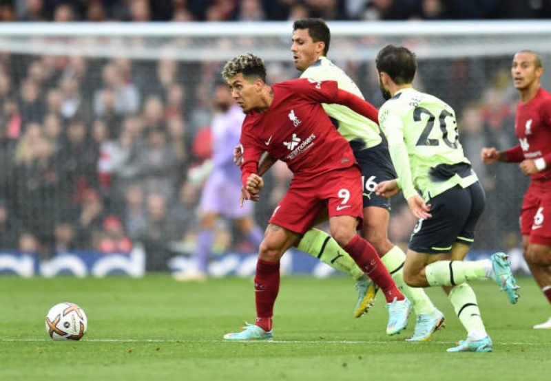 Liverpool và Manchester City chủ động chơi thăm dò trong những phút đầu tiên của trận đấu