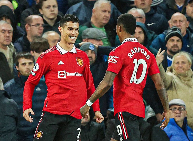 Manchester United đánh bại Everton trên sân khách