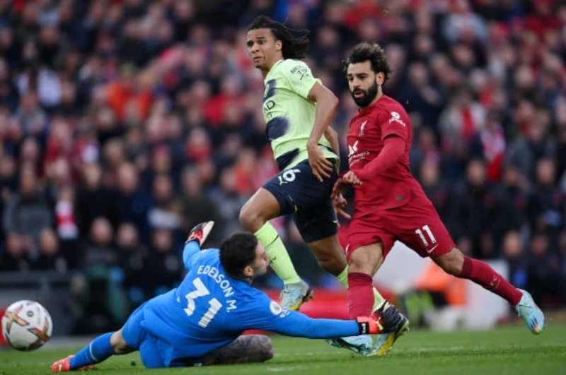Mohamed Salah sút bóng ra ngoài trong tình huống đối mặt Ederson