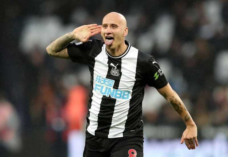 Jonjo Shelvey đã không thi đấu cho Newcastle một thời gian do chấn thương