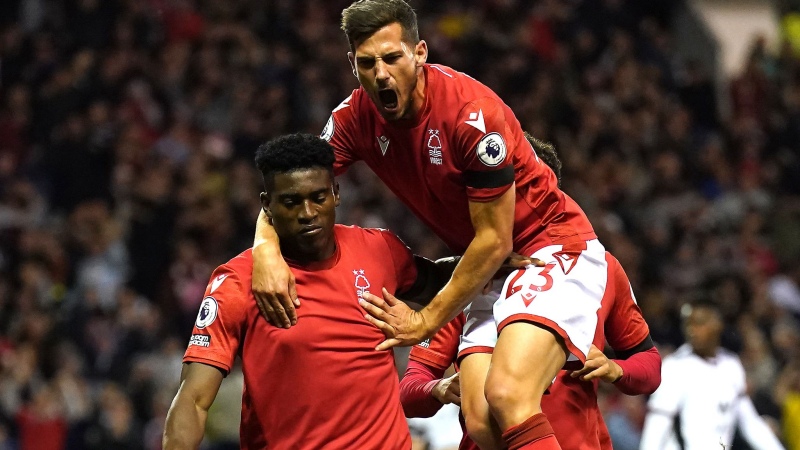 Nottingham Forest ngụp lặn ở vị trí bét bảng