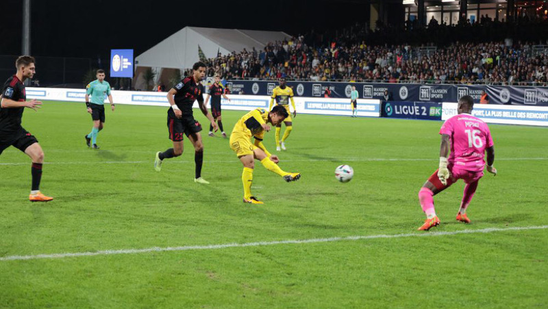 Quang Hải với bàn thắng đầu tiên trong màu áo Paul FC