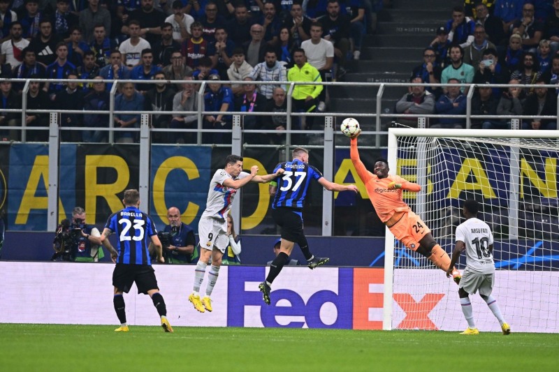 Robert Lewandowski tàn hình ở cuộc đấu với Inter Milan