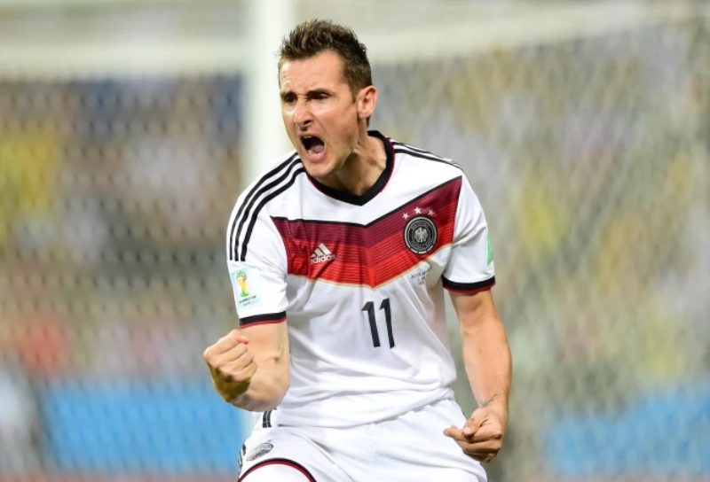 Tiền đạo Miroslav Klose là cầu thủ ghi bàn nhiều nhất qua các kỳ World Cup