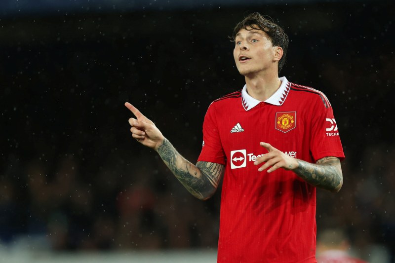 Lisandro Martinez xuất hiện khiến tương lai Victor Lindelof bị hoài nghi