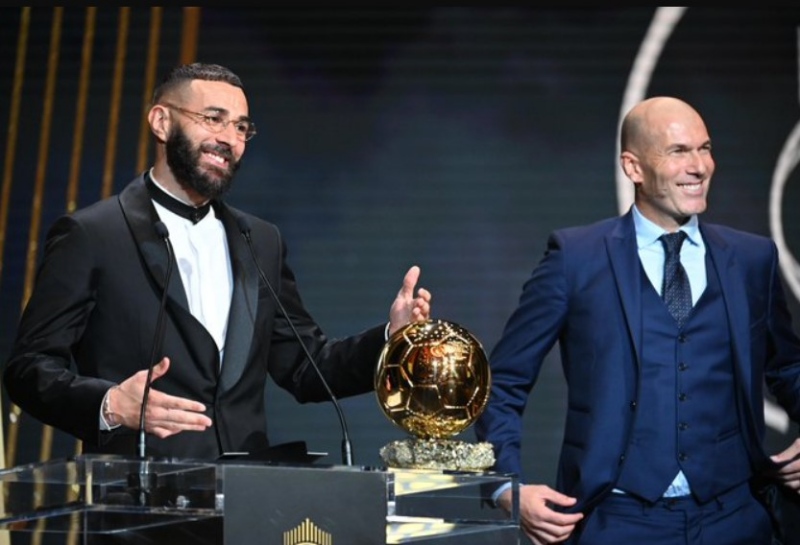 Zinedine Zidane trao Quả bóng vàng 2022 cho Karim Benzema