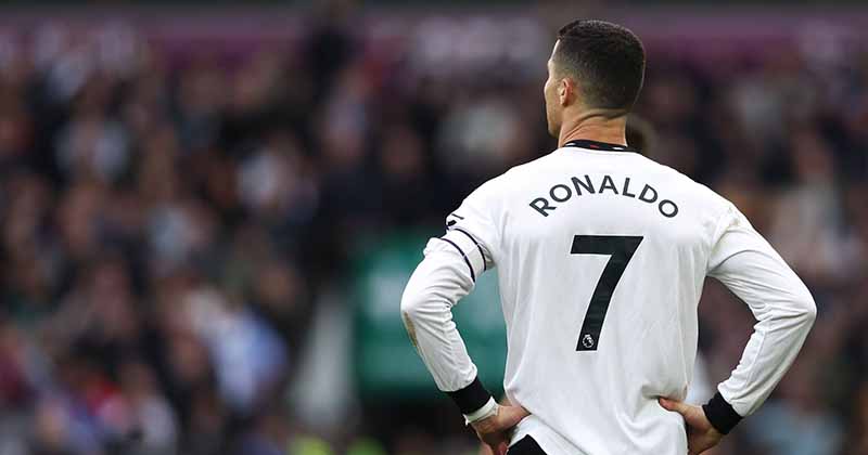 Man United xem xét kết thúc hợp đồng với Ronaldo