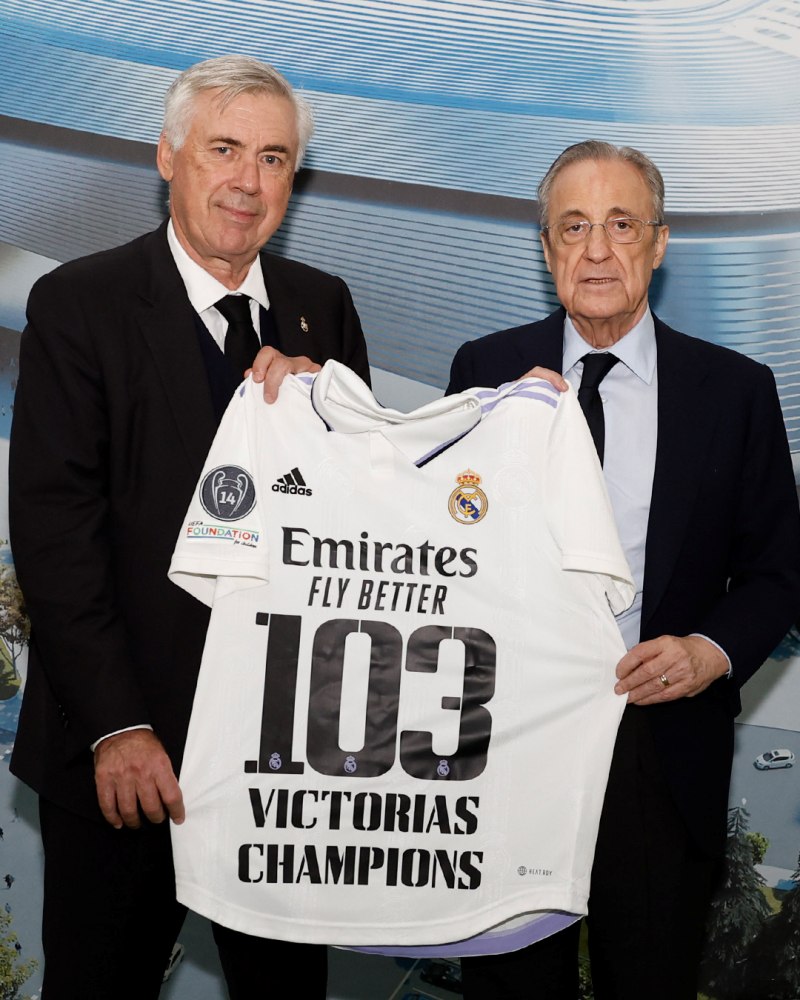 Chủ tịch Florentino Perez tặng áo đấu kỷ niệm thành tích HLV có số trận thắng nhiều nhất tại Cúp C1 của Carlo Ancelotti