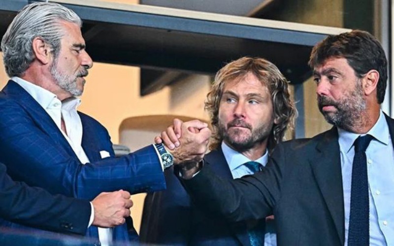 Chủ tịch Juventus Andrea Agnelli, phó chủ tịch Pavel Nedved cùng giám đốc điều hành Maurizio Arrivabene từ chức sau 1 cuộc hợp bất thường
