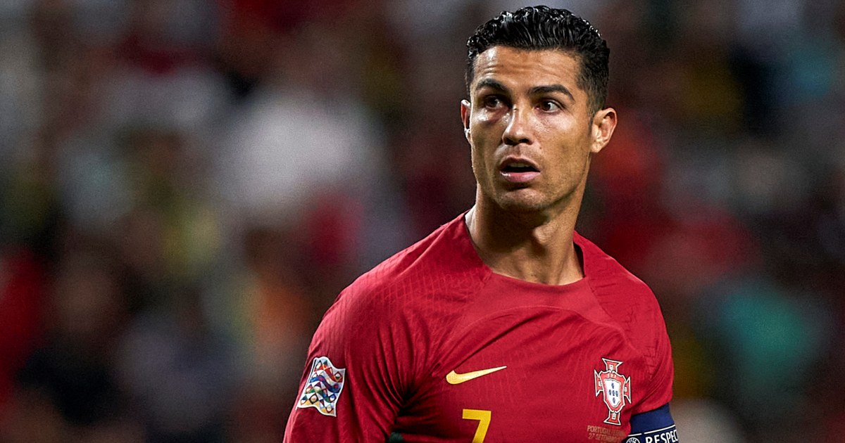 Trở mặt với Man Utd, Ronaldo nhận cú sốc lớn từ "quê nhà"