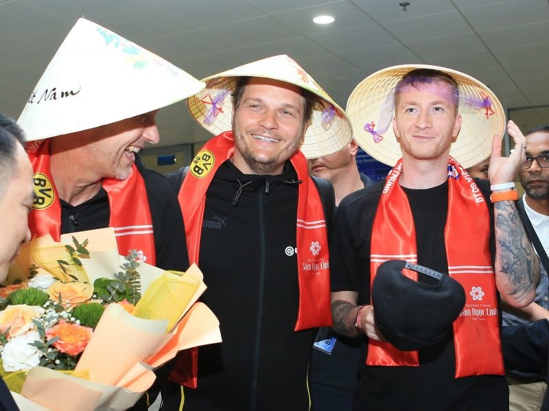 HLV Edin Terzić và Marco Reus rạng rỡ khi đặt chân đến Việt Nam