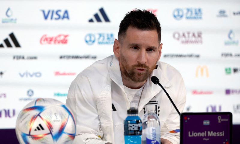 Lionel Messi họp báo trước trận đấu đầu tiên của Argentina