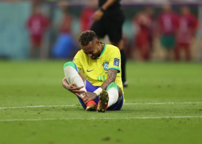 Neymar chấn thương trong trận thắng Serbia