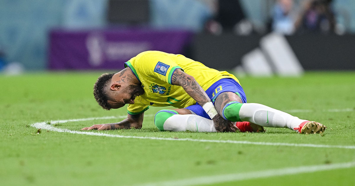 Neymar đau đớn rời sân, HLV Tite phát biểu đầy bất ngờ