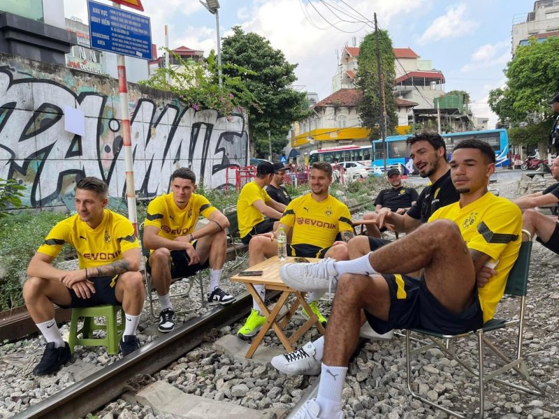 Những tên tuổi của Dortmund thử cảm giác ngồi vỉa hè, uống trà đá trên một con phố ở Hà Nội