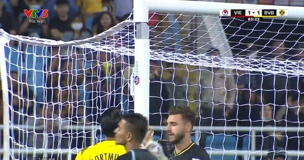 Sự cố dở khóc, dở cười ở trận Việt Nam với Dortmund