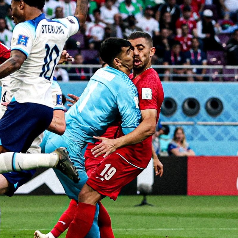 Thủ môn Iran đổ máu, rời sân ở trận gặp Anh vì chấn thương