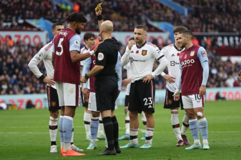 Trọng tài sau đó phạt cả siêu sao của Man Utd và hậu vệ Aston Villa mỗi người một thẻ vàng, nhưng VAR thậm chí đã vào cuộc để xét xem tình huống đó có nghiêm trọng để nhận thẻ đỏ hay không