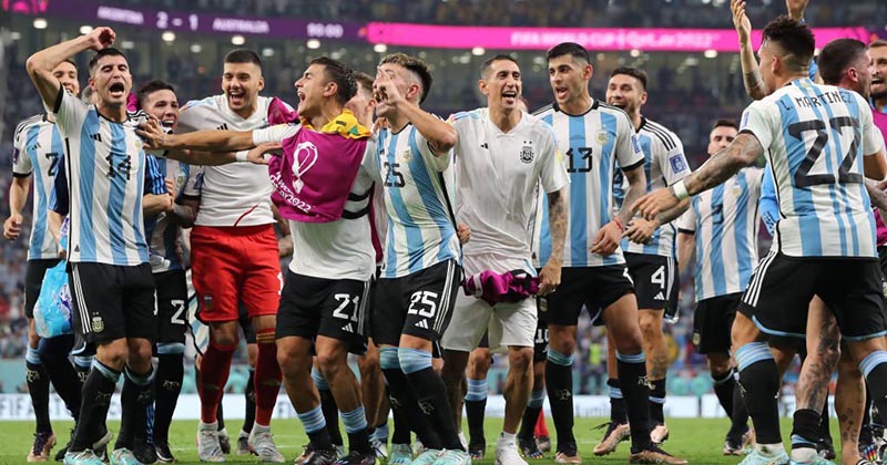 Pha cản phá xuất thần của Lisandro Martinez ở trận thắng Úc của Argentina