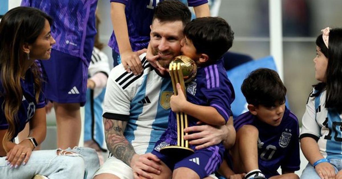 Hành động đáng yêu của con trai Messi khi biết bố vô địch World Cup