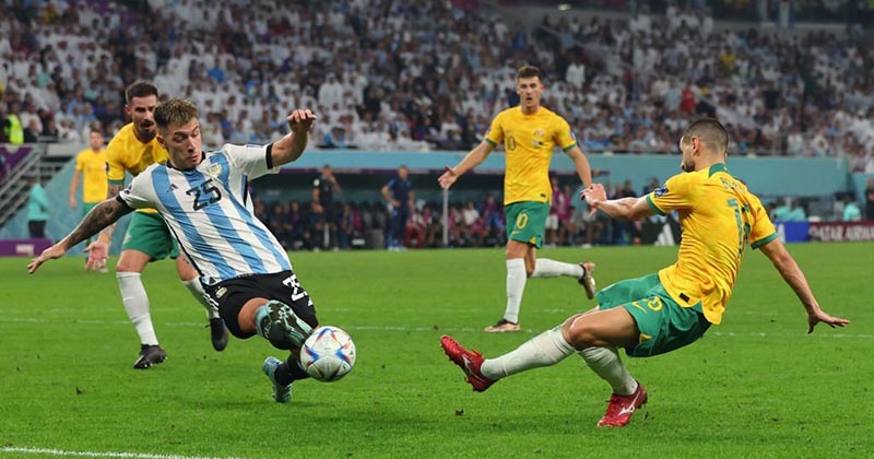 Pha cản phá xuất thần của Lisandro Martinez ở trận thắng Úc của Argentina