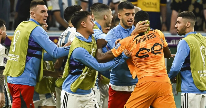 Antonio Mateu Lahoz đối mặt với nhiều tình huống nóng bỏng ở trận Argentina vs Hà Lan