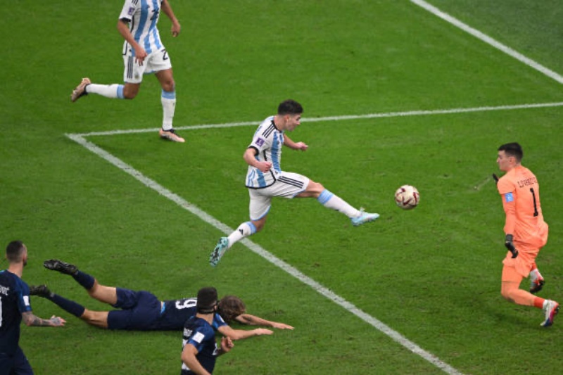 Kết quả Argentina vs Croatia: Julian Alvarez lần thứ 2 đối mặt và đánh bại Livakovic
