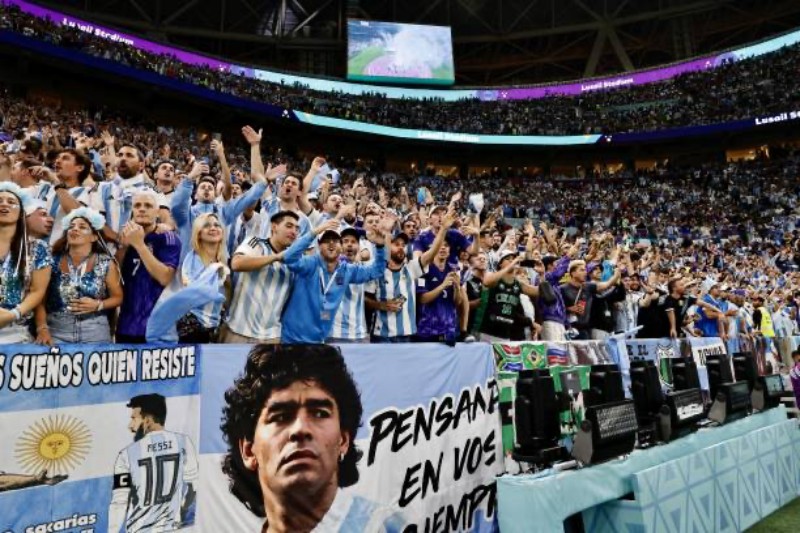 Messi thậm chí được người dân Argentina sánh ngang "Thánh" Diego Maradona