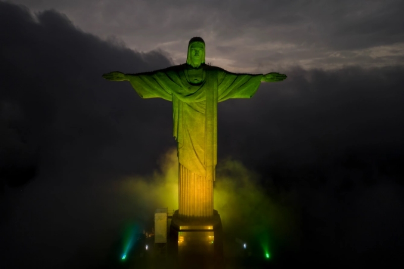 Bức tượng Chúa cứu thế được thắp sáng theo màu quốc kỳ Brazil để vinh danh Vua bóng đá Pele