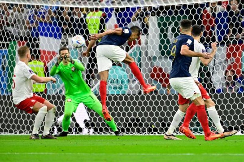 Các cầu thủ tuyển Pháp không thể chạm bóng sau pha đá phạt hiểm hóc của Griezmann