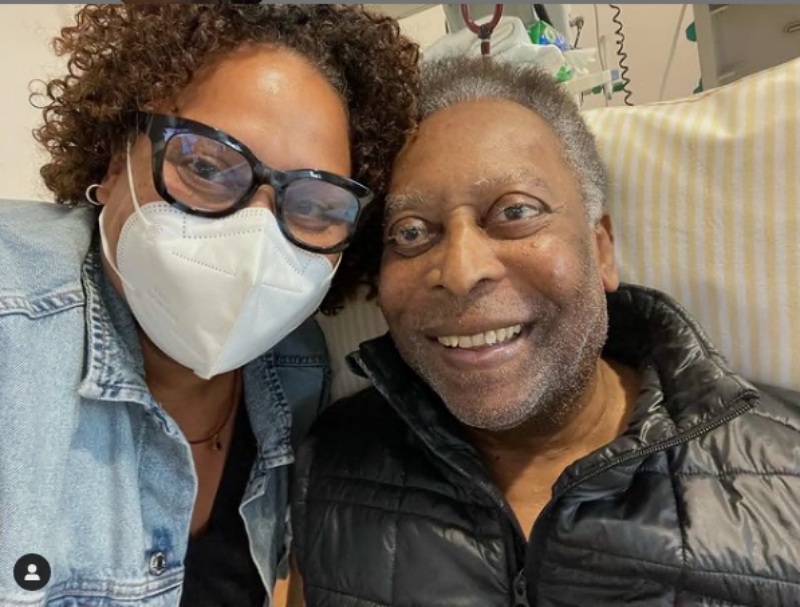 Con gái Pele - Kely Nasicmento chụp hình cùng người cha thân yêu trong thời gian chữa trị ở bệnh viện Albert Einstein