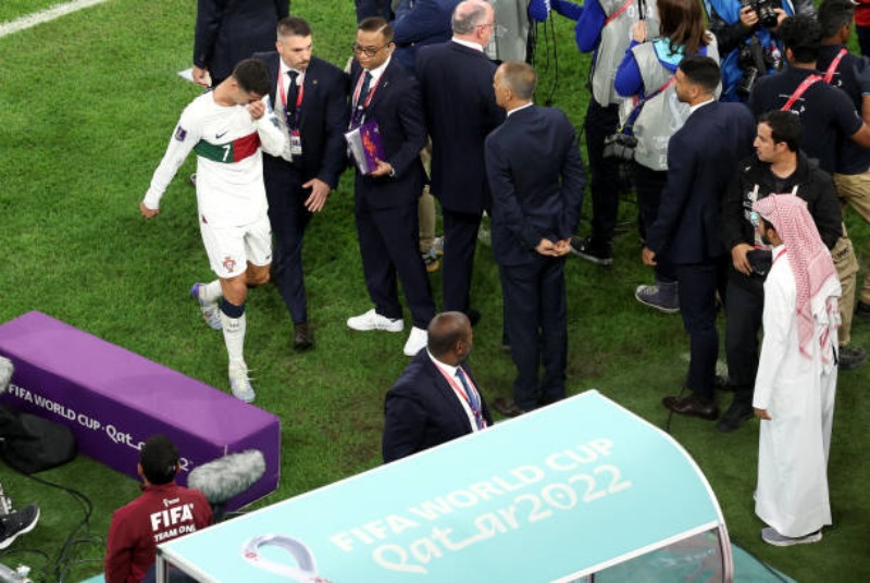 Đội trưởng đội tuyển Bồ Đào Nha không giấu được những giọt nước mắt lăn dài và tiến vào đường hầm