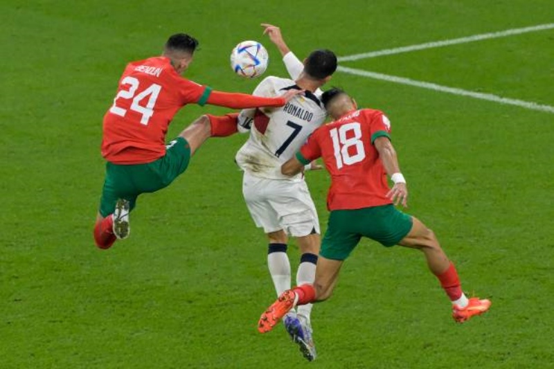 Cristiano Ronaldo chỉ vào sân ở phút 51, sau khi Bồ Đào Nha đặc biệt bế tắc và đang bị Morocco dẫn trước 1-0 từ hiệp 1
