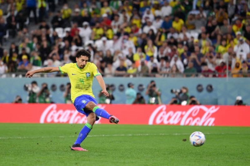 Marquinhos sút hỏng quả phạt đền thứ 4, Brazil chính thức bị loại