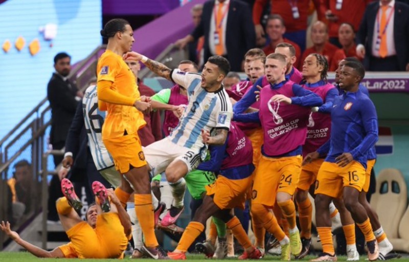 Cuộc gây gổ giữa các cầu thủ Hà Lan và Argentina 