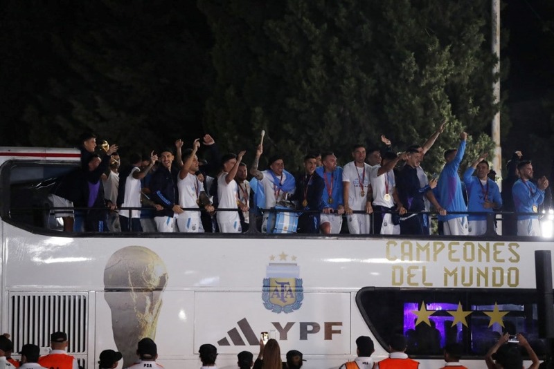 Dàn sao tuyển Argentina di chuyển trên xe buýt mui trần để diễu hành, chung vui cùng người hâm mộ