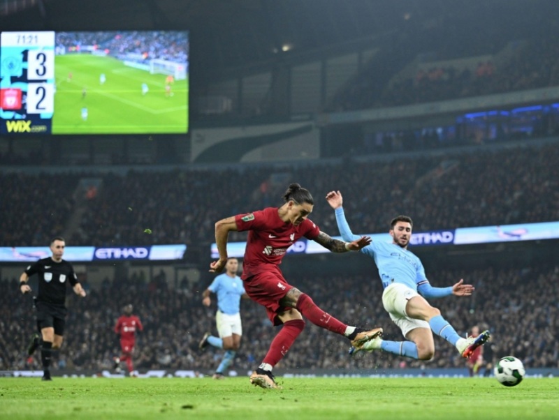Darwin Nunez kém duyên trước khung gỗ Manchester City