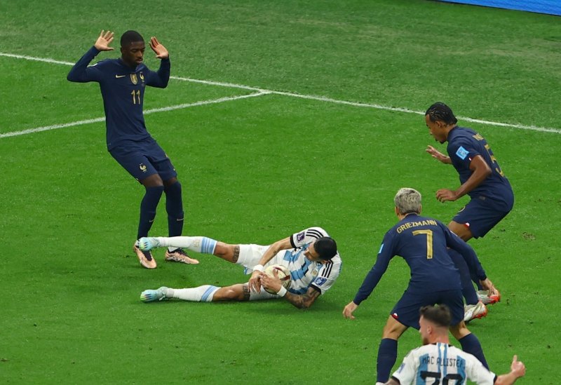 Dembele đẩy ngã Di Maria trong vòng cấm, giúp cho Argentina hưởng quả phạt đền