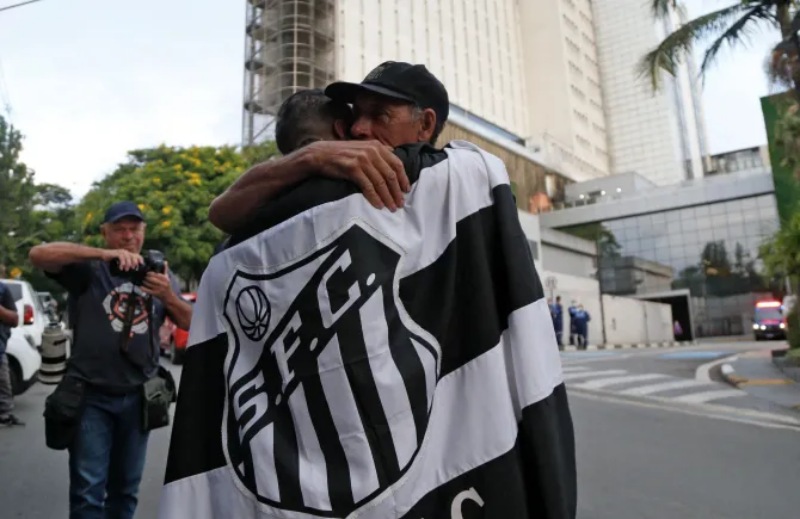 Fan CLB Santos ôm nhau, bày tỏ sự tiếc thương vô bờ bến với sự ra đi của Pele