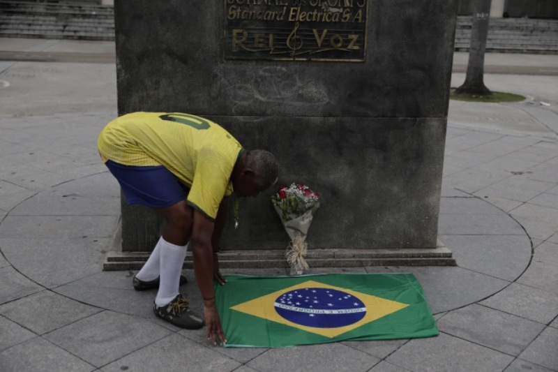 Fan trung thành của bóng đá Brazil Marcio Da Silva tôn vinh Pele trước sân vận động huyền thoại Maracana