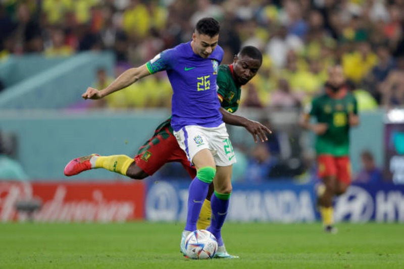 Gabriel Martinelli tả xung hữu đột trước hàng thủ Cameroon