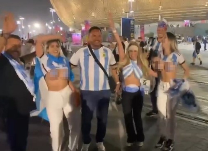 Hai fan nữ cuồng nhiệt của Argentina ăn mừng bên ngoài sân khi bị mời rời khỏi trận chung kết World Cup 2022