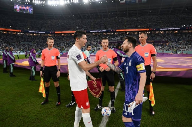 Lionel Messi bắt tay Robert Lewandowski